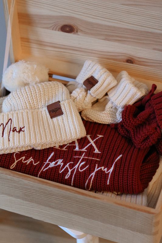 Knit lue med dusk - cranberry