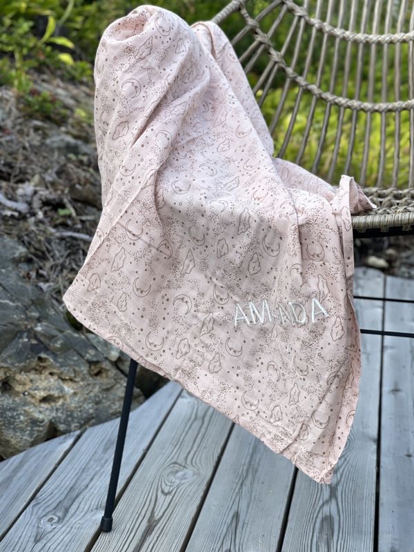 Musselinteppe med navn mønstret rosa