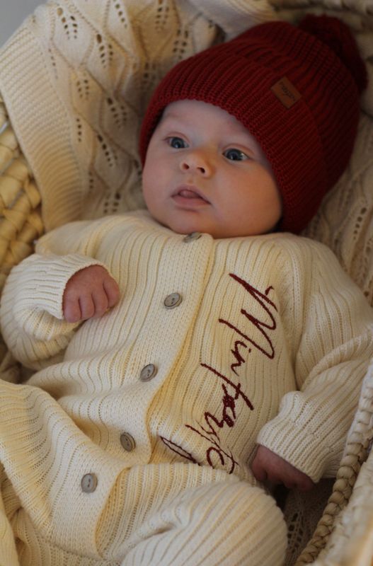 Knit lue med dusk - cranberry