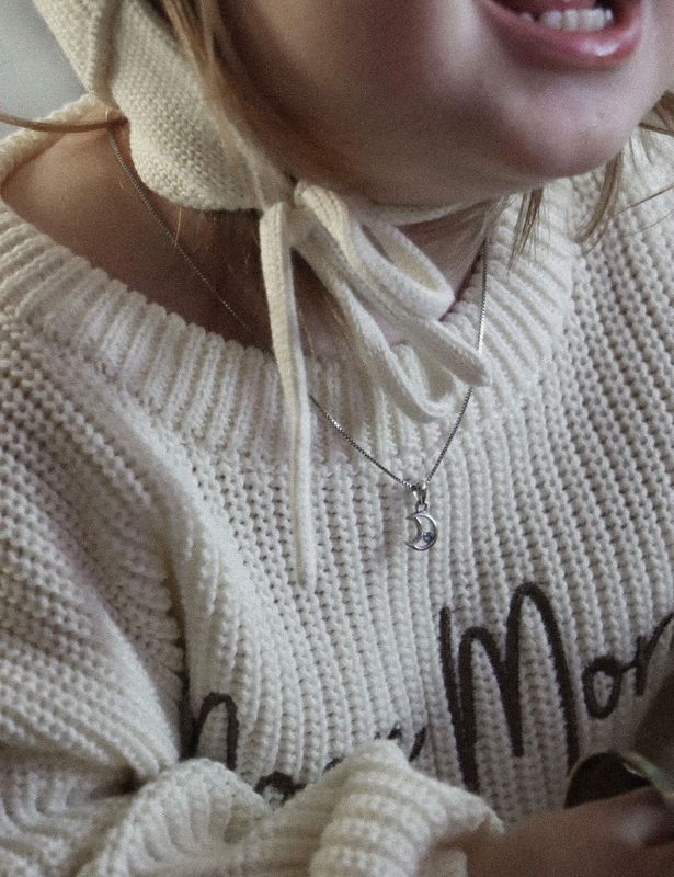 New Knit lue med knyting og dusk - cream