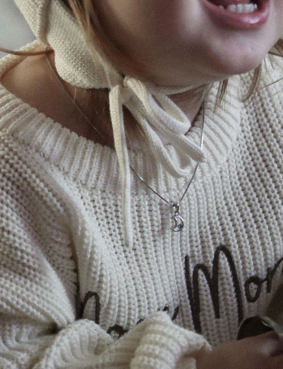 New Knit lue med knyting og dusk - cream